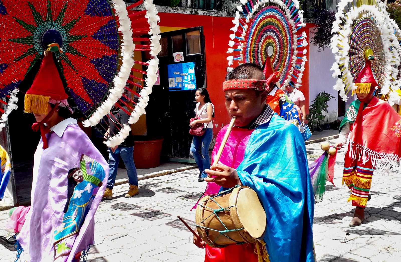 Quetzales, Negritos, Migueles, Pilatos eta bertzeak. Pueblako mendietako dantzen mundua