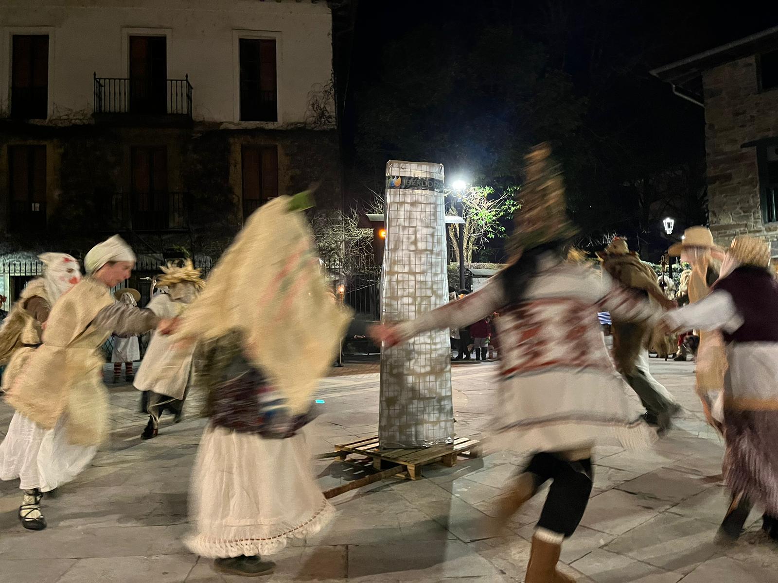 Kuberueren inguruan dantzan