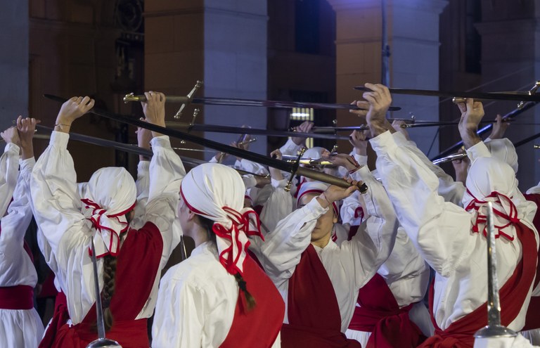 Ezpata-dantzak Euskal Herrian: tradizio zaharra boladan da XXI. mendean