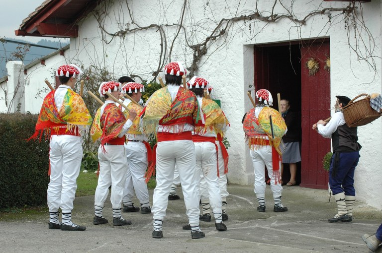 Inauteritako puska-biltzeak; festa, dantza eta jan-edana