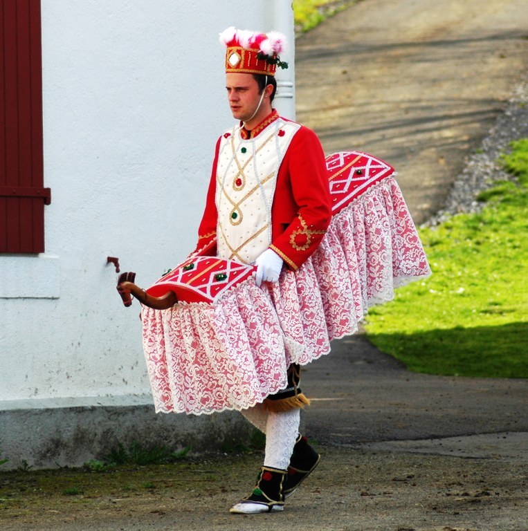 Zaldikoak, zamaltzainak eta hobby-horse-ak dantza zahar eta berrietan  Zaldikoak, zamaltzainak eta hobby-horse-ak dantza zahar eta berrietan