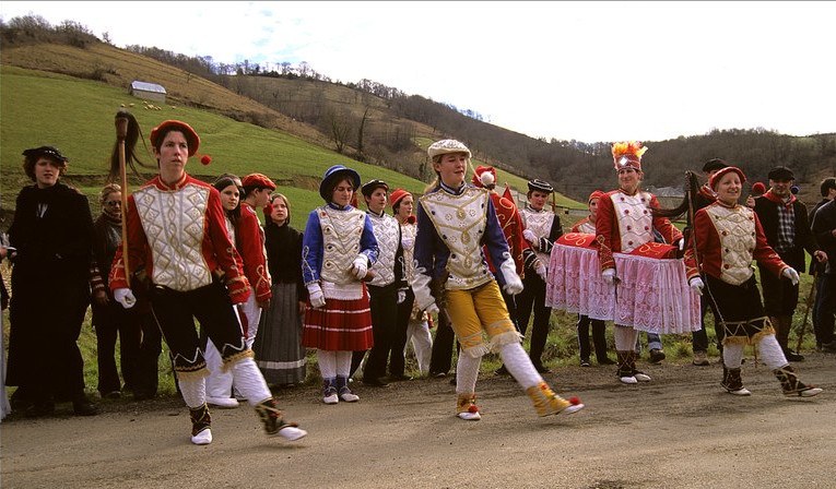 9. Zuberoako dantzak eta Maskaradak Hegoaldean 9. Zuberoako dantzak eta Maskaradak Hegoaldean
