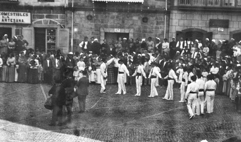 XIX. mendeko dantza argazki ederrak Arrasaten agertu den Mendia argazki fondoan