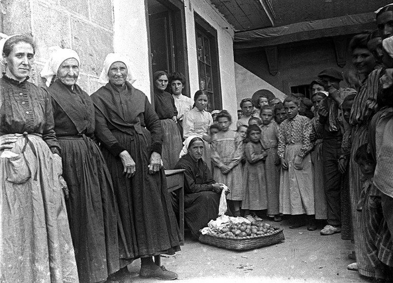 Eulalia Abaitua, emakumeei begiratu zien argazkilaria Eulalia Abaitua, emakumeei begiratu zien argazkilaria