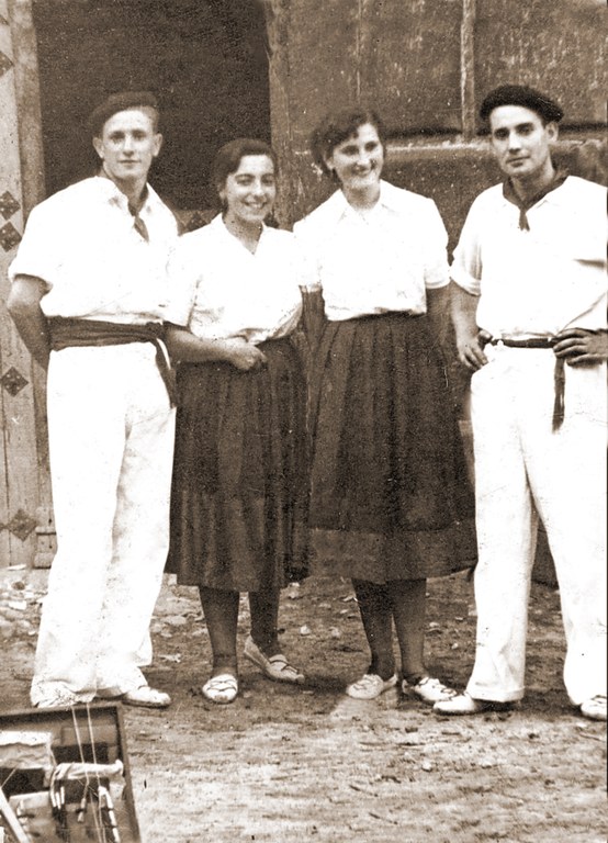 Leitzako argazki zaharrak eta dantza argazkiak