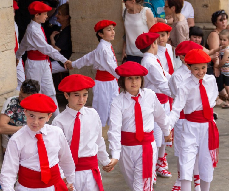 Beasaingo Loinatz festetako umeen aurreskua parekidea izan da Beasaingo Loinatz festetako umeen aurreskua parekidea izan da