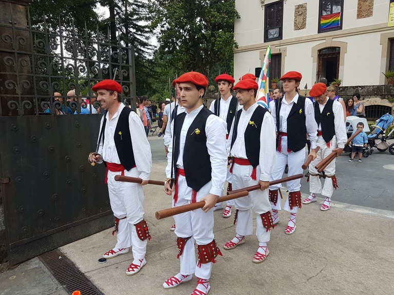 Emakume bat lehen aldiz dantzari-dantzan San Pedro egunean Berrizen Emakume bat lehen aldiz dantzari-dantzan San Pedro egunean Berrizen