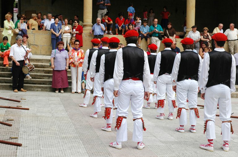 Berrizko emakumeen parte hartzea dantza tradizionalean