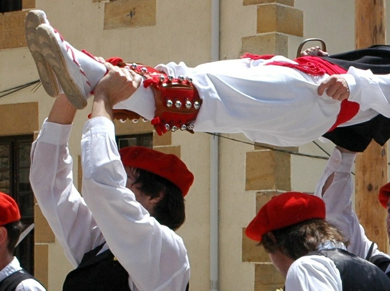 Emakumeak dantzari dantzan parte hartzeko bidean jarri dira Berrizen Emakumeak dantzari dantzan parte hartzeko bidean jarri dira Berrizen