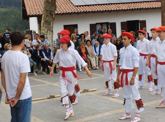 Emakumea Garaiko plazan dantzari-dantzan