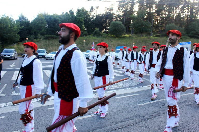 Emakumeak Aizarnako eta Elgoibarko aurreskuetan eta Durangaldeko ezpata-dantzari egunean Emakumeak Aizarnako eta Elgoibarko aurreskuetan eta Durangaldeko ezpata-dantzari egunean