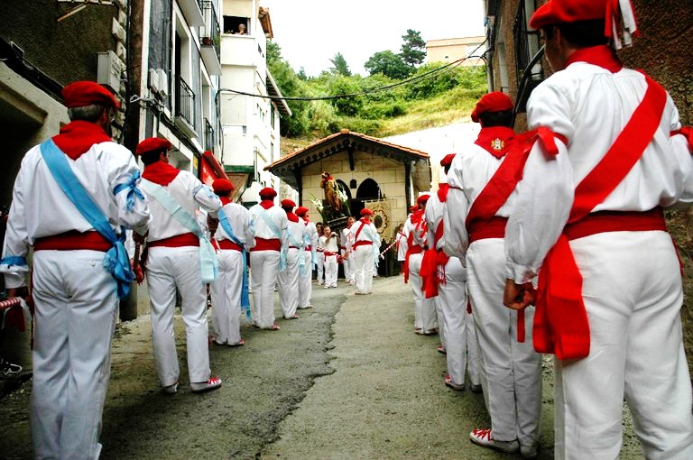 Emakumeek ere dantzatuko dute berriz Debako San Roke dantzan