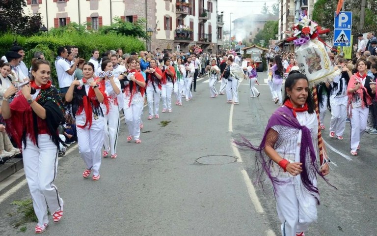 Herriko dantzan parte hartzen ari ziren emakumeak erasotu dituzte Cerveran Herriko dantzan parte hartzen ari ziren emakumeak erasotu dituzte Cerveran