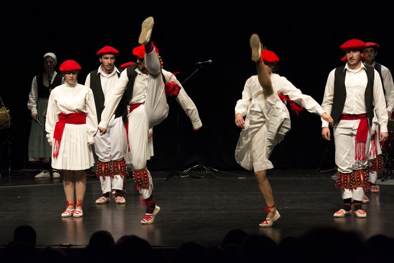 Dantzari-dantza Ermuko Txindurri dantza taldearen eskutik