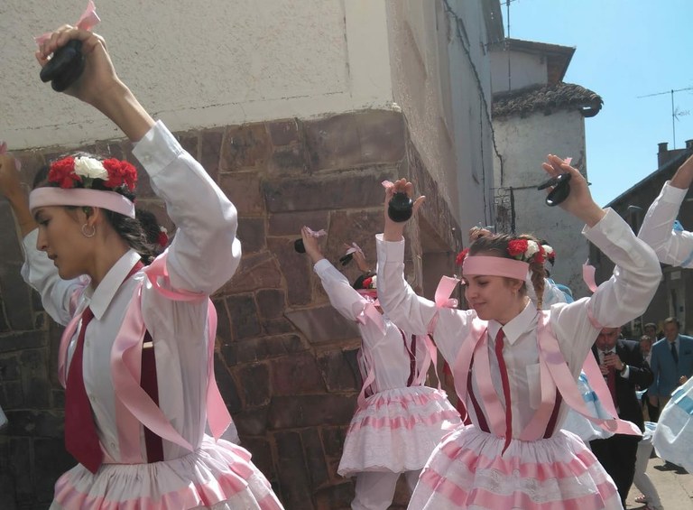 Errioxan emakume dantzarien olatua handituz doa