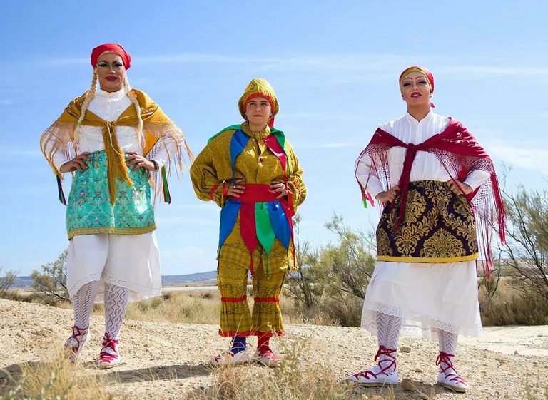 Folklore trabestia, drag-a eta euskal dantzak lotzen
