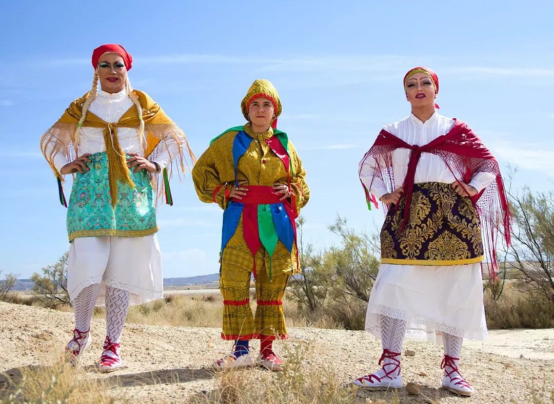 Folklore trabestia, drag-a eta euskal dantzak lotzen