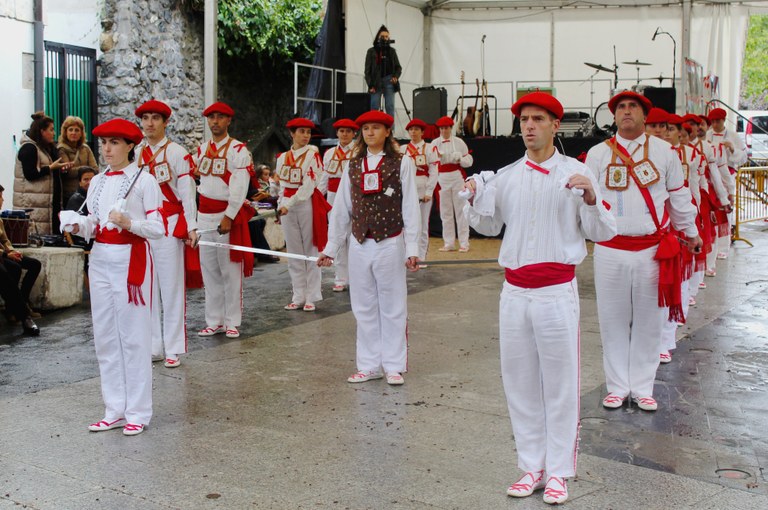 Emakumeak ezpata-dantzan aritu dira lehen aldiz Xemeinen Emakumeak ezpata-dantzan aritu dira lehen aldiz Xemeinen
