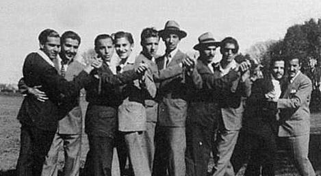 Genero rolak hankaz gora tangoan