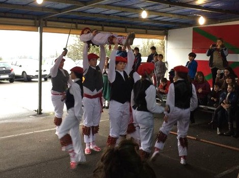 Iurretan neska-mutilek dantzatu dute dantzari-dantza lehen aldiz Iurretan neska-mutilek dantzatu dute dantzari-dantza lehen aldiz