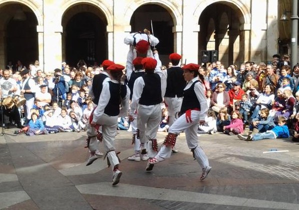 Lau emakume eta lau gizonezko San Faustotako dantzari-dantzan Durangon, lehen eta azken aldiz Lau emakume eta lau gizonezko San Faustotako dantzari-dantzan Durangon, lehen eta azken aldiz