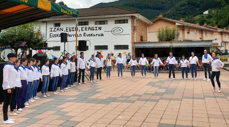 Lizartzan dantza-soka parekidea plazaratu dute