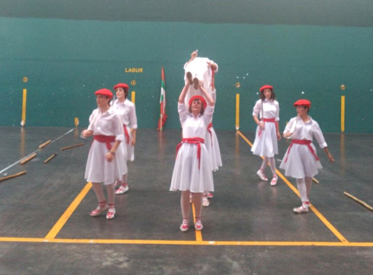 Mañarian emakumeek ere dantzatu dute dantzari-dantza