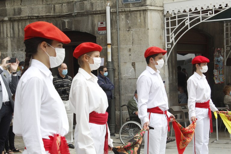 Kalez kale eta emakumeak ere sokan direla dantzatu dute aurreskua Markina-Xemeinen