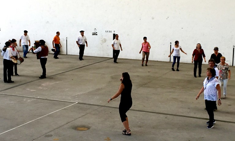 Mutil-dantza ez baztertzaileak eta feministak aldarrikatu ditu Plazara Dantzarak