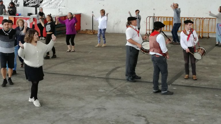 Mutil-dantza parekideak ez direnak gero eta urriago dira Baztanen