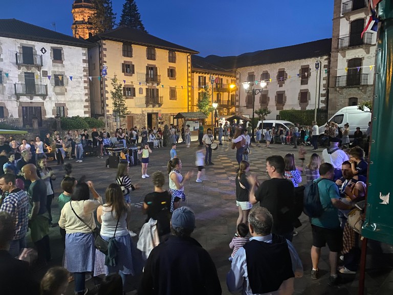 Mutil-dantzak indartu eta babesteko deia luzatu du Plazara Dantzara elkarteak