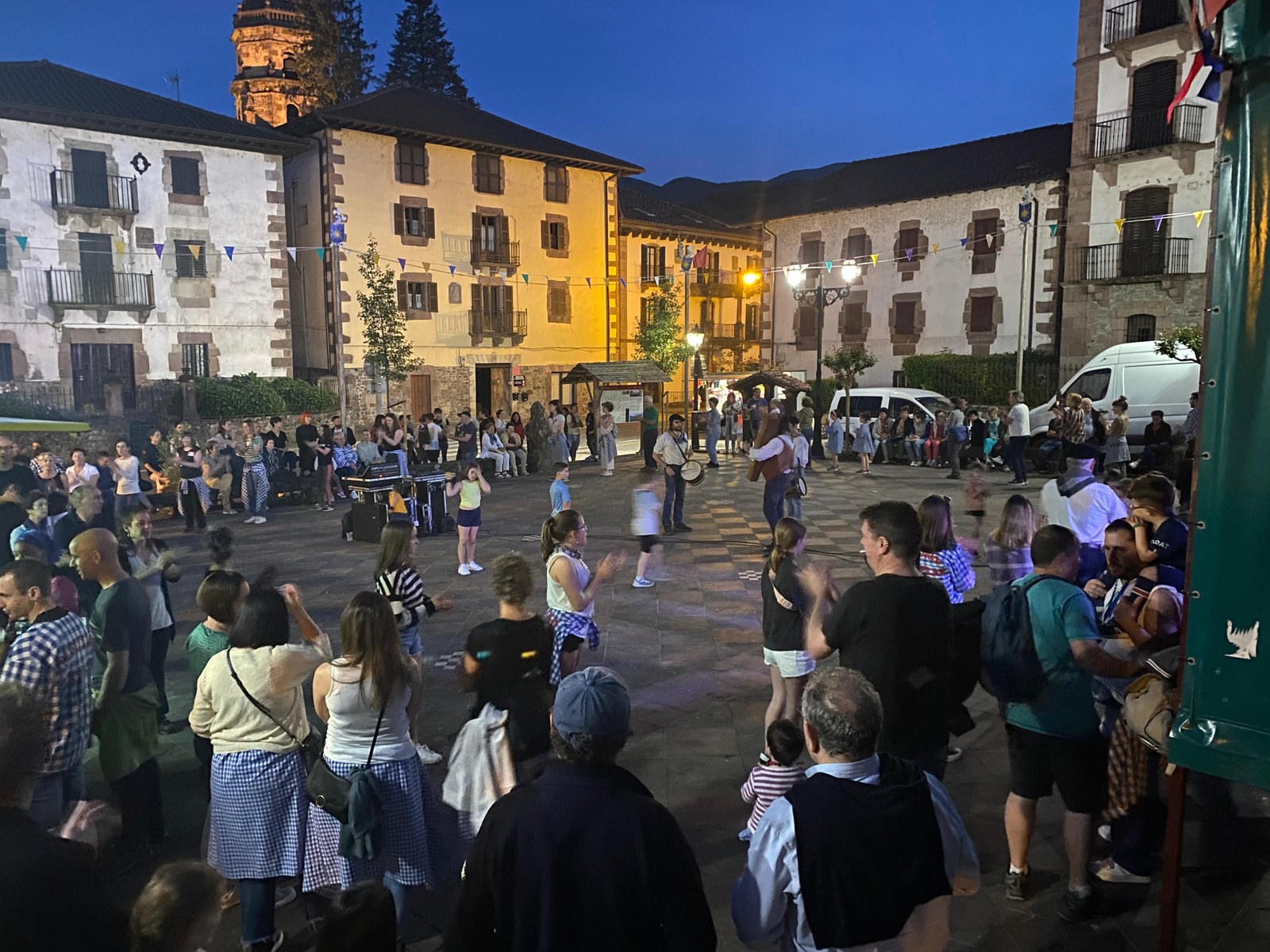 Mutil-dantzak indartu eta babesteko deia luzatu du Plazara Dantzara elkarteak