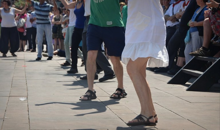 Mutil-dantzen aferari lotutako memoria ariketa eskatzen du Hemen Plazara Dantzarak