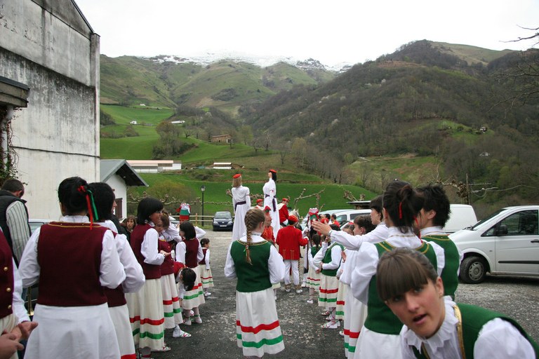 Neskek jauziak dantzatuko dituzte igandean Luzaiden 