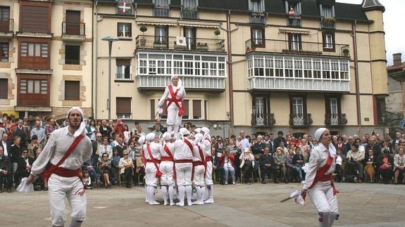 Legazpiko Santa Kurutzeko ezpata-dantzan neskak eta mutilak elkarrekin