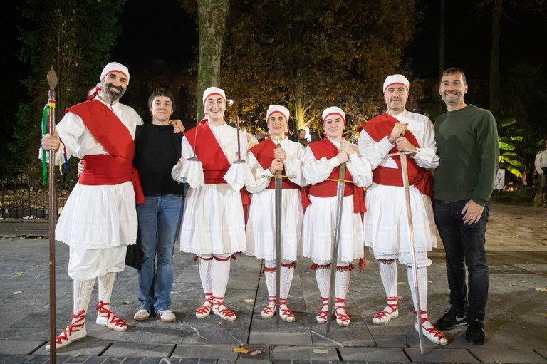 Urrezko domina 2025 ezpata-dantza kezka