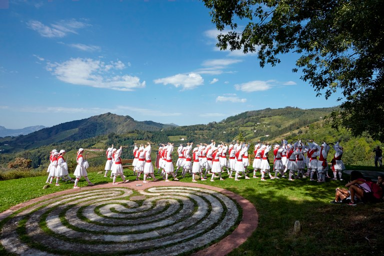 Aurten igandez zelairatuko ditugu Arrateko dantzak