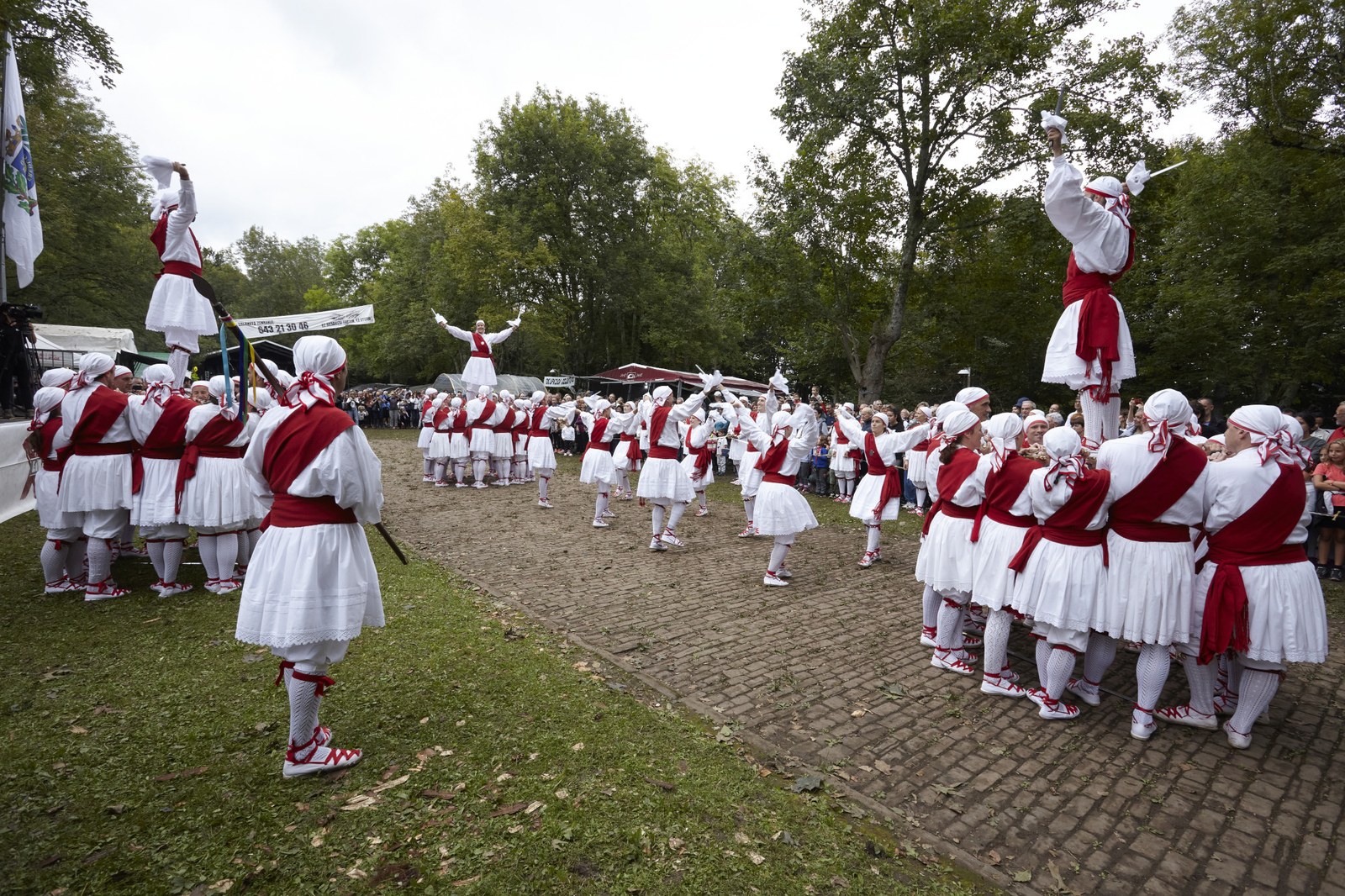 Hogei urte Arrateko dantzak eraberritu genituela