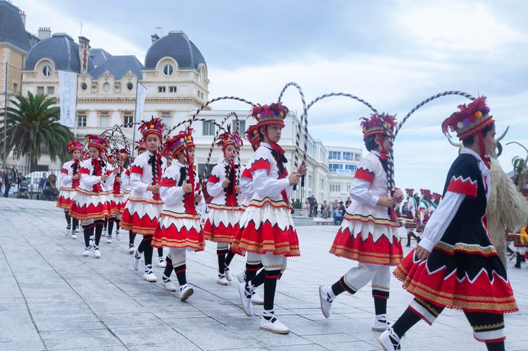 Biarritzeko San Martin ezpata-dantzan izan gara Kezkako dantzariak