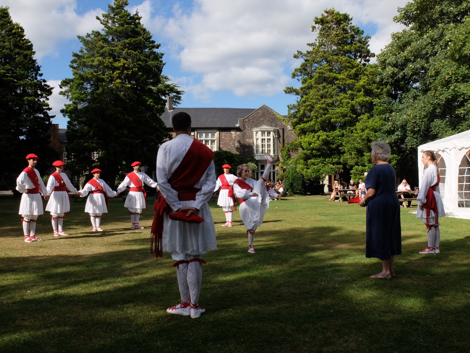 Gerrako umeen oroimena dantzan jarri dugu Caerleonen