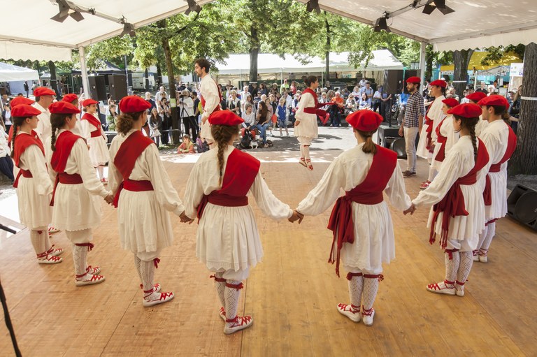 Castelmoron sur Lot Kezkako dantzarion zain