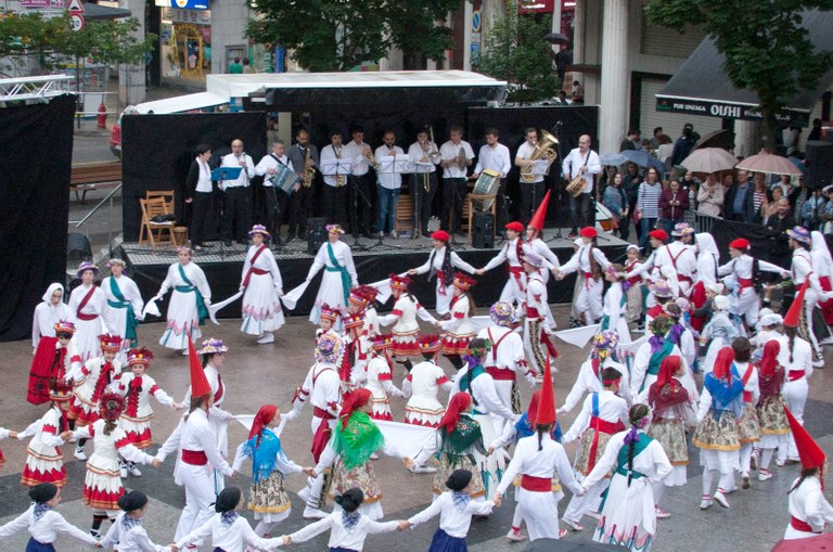 Ikasturtean ikasitakoak erakusteko aukera Dantzari Egunean