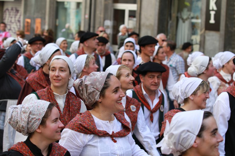 Dantzariz bete zuen plaza Euskal Jaiaren 50. urteurrenak