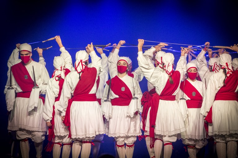 Ezpata- eta trokeo-dantzak eta beste Debako zumardian Ezpata- eta trokeo-dantzak eta beste Debako zumardian