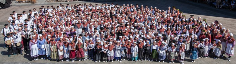 Denok dantzara Euskal Jaian Deportiboaren 100. urteurrena ospatzeko