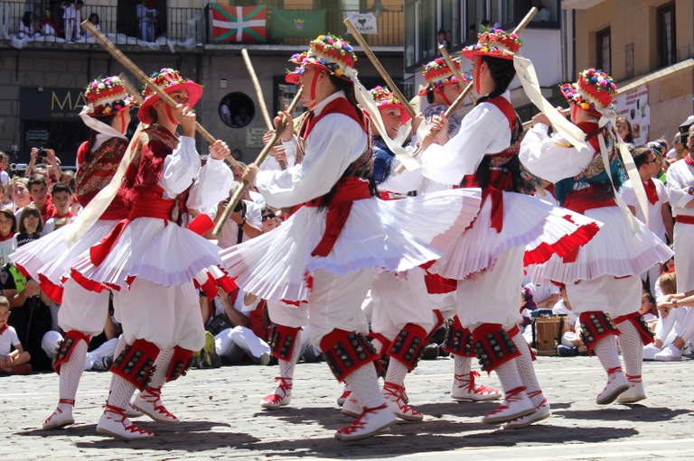 Kontra-dantzak eta Sanferminetako dantzak Euskal Jaian