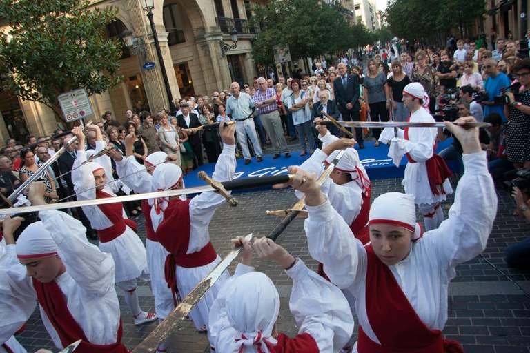 Ezpata-dantza Benito Lertxundiri Gipuzkoako Urrezko Domina emateko ekitaldian