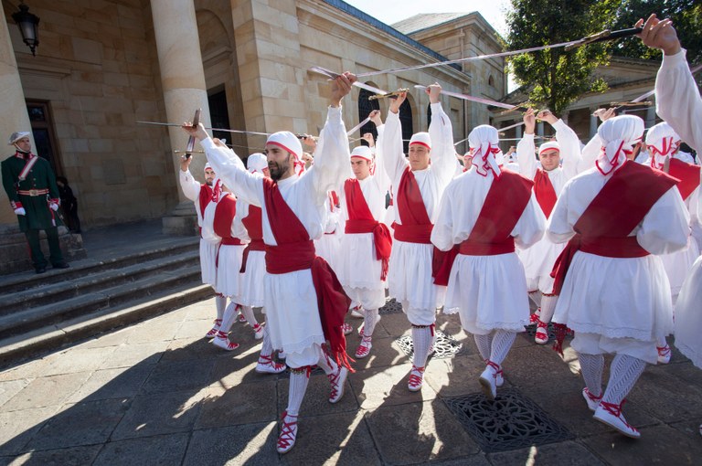 Ezpata-dantza Gernikan Eusko Jaurlaritzaren sorreraren 80. urteurrenean