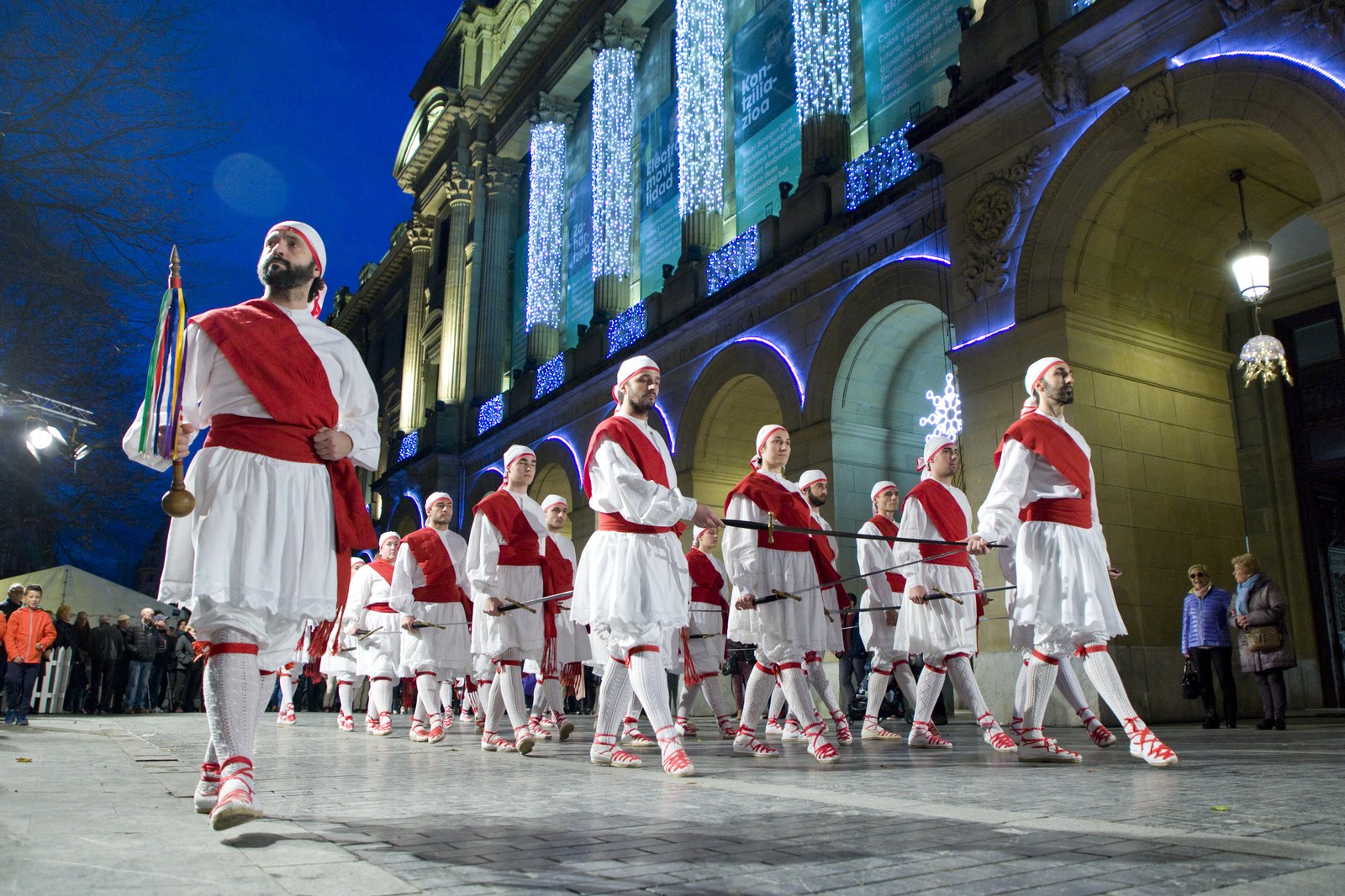 Ezpata-dantza Jakin taldeari eskainitako Urrezko Dominean