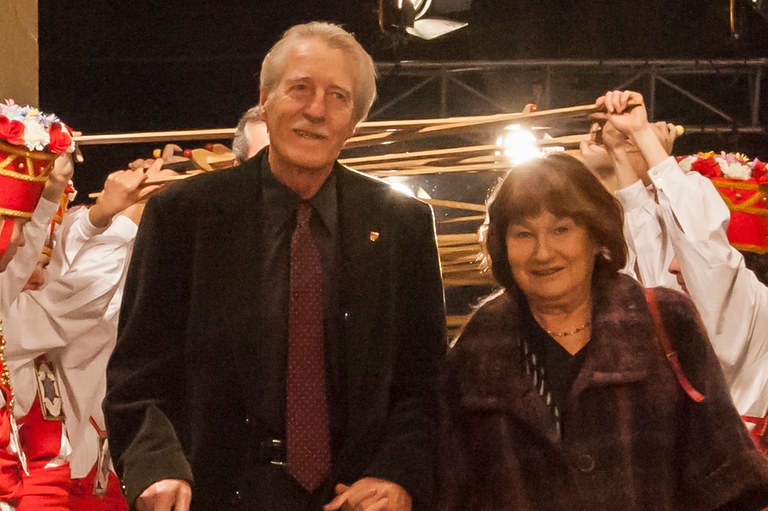 Urrezko ezpata-dantza Urrezko Dominean: Zorionak eta eskerrik asko Juanan eta Marian